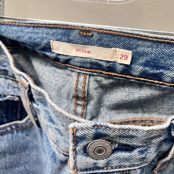 Levi's‎ Premium Wedgie Fit Jeans Women's W29 Light Wash Distressed Hem - Picture 2 of 5